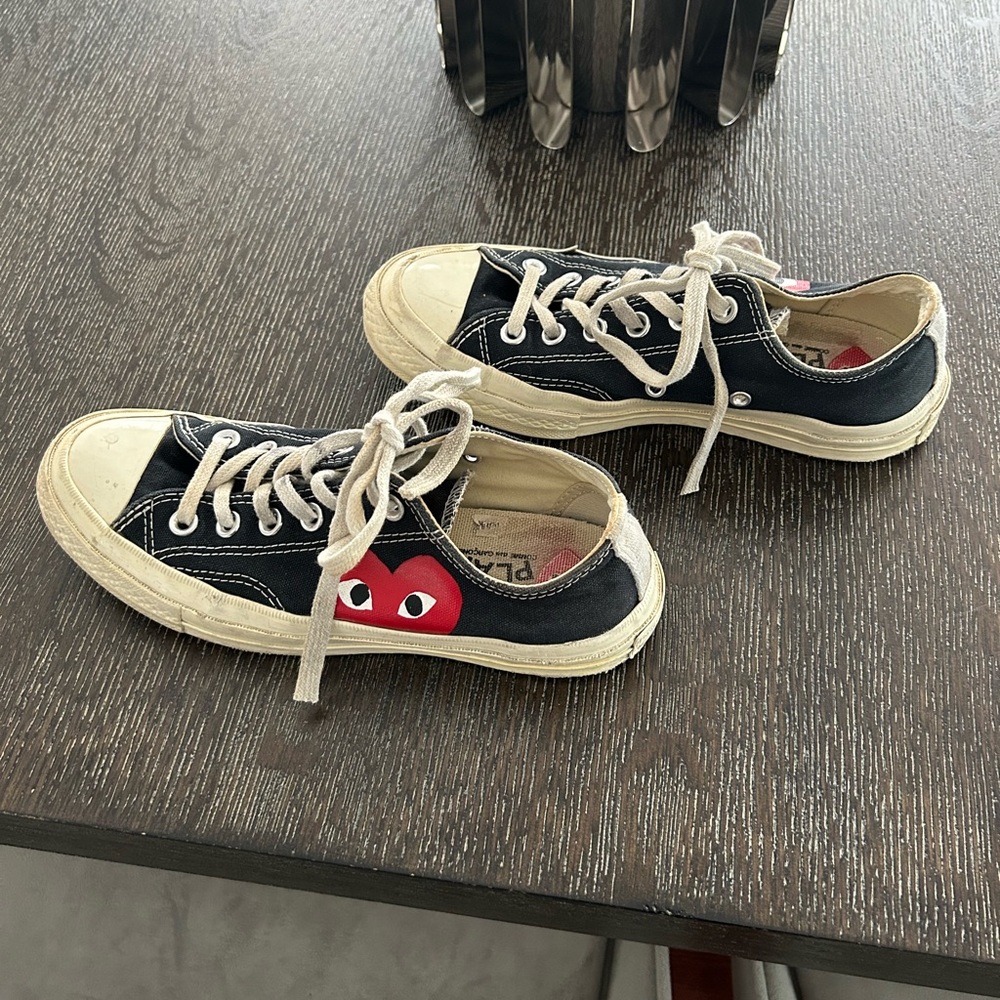 Pre owned shoes. Signs of wear reflected in the price.come de garçon play